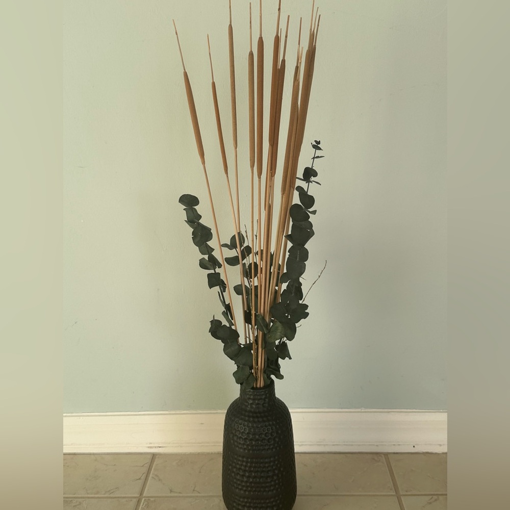 Elegant Black Vase with cattail’s & eucalyptus